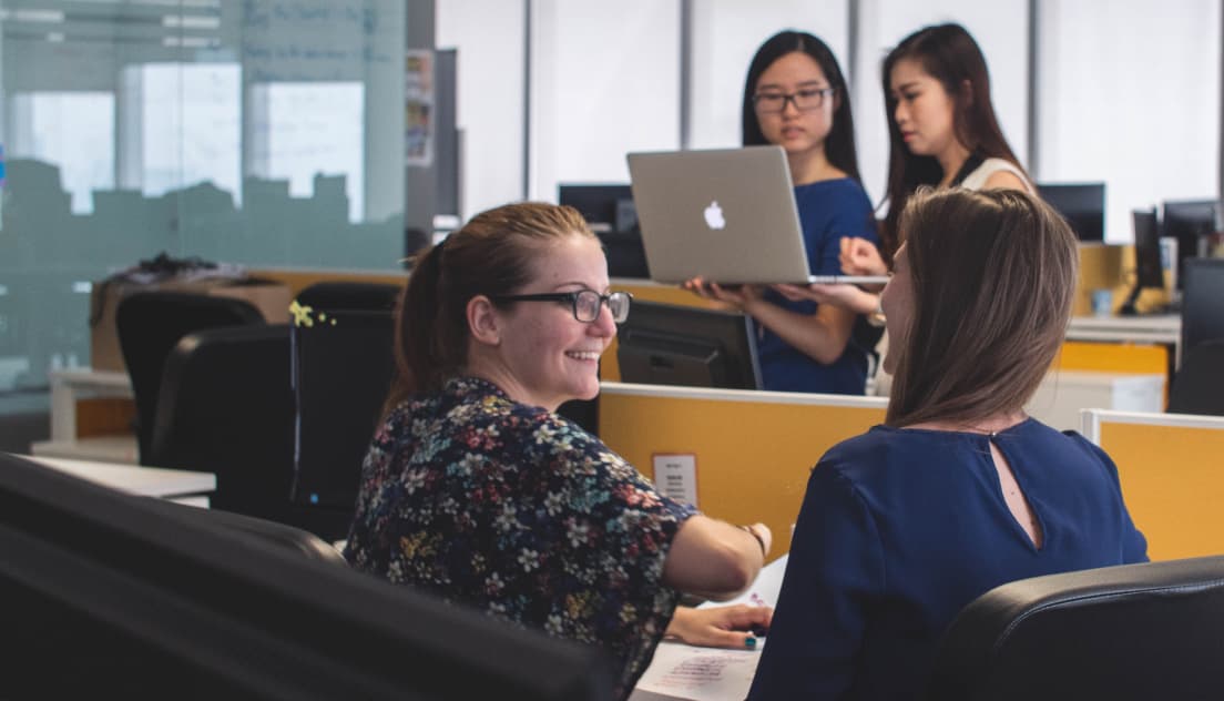 Two students dicsussing blockchain technology